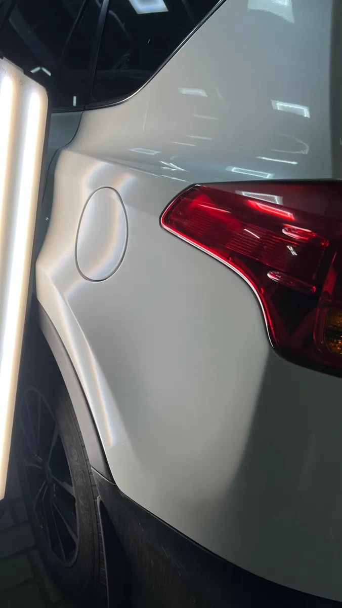 Заднее крыло Toyota RAV4 после удаления вмятины без покраски