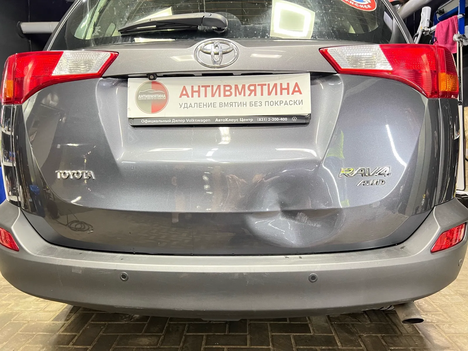 Множественные вмятины на пятой двери Toyota RAV4 — до ремонта